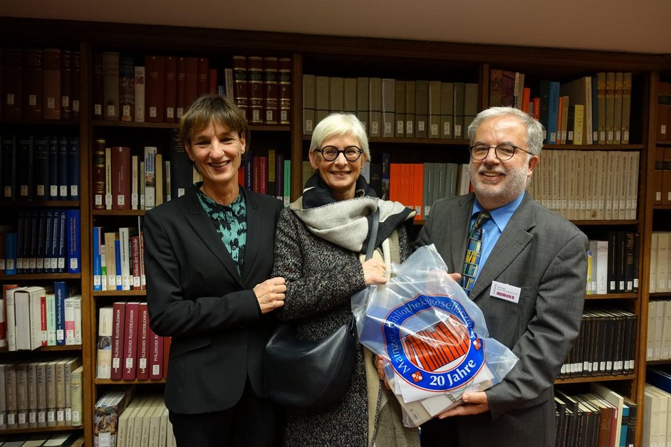 Kulturdezernentin Marianne Grosse und MBG-Vorsitzender Thomas Busch danken der Mainzer Stadtschreiberin