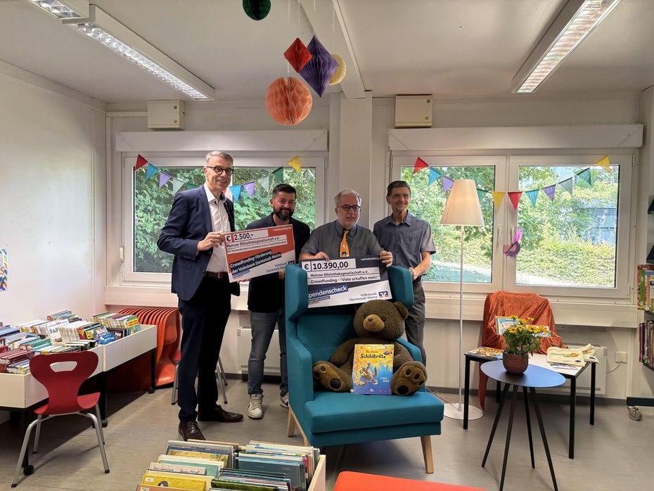 Scheckübergabe zum Crowdfunding-Projekt der MBG Scheckübergabe zum Crowdfunding-Projekt der MBG
